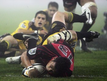 Casey Laulala scores in the 2006 Super 14 Final.