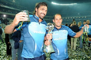 Victor Matfield and Fourie Du Preez with the silverware after the 2010 Final.