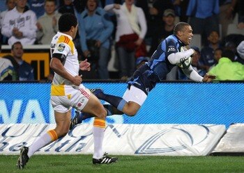 Bryan Habana dives over the line on the way to a 61-17 win in the 2009 Super 14 Final.