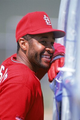 1989:  Ozzie Smith #1 of the St. Louis Cardinals smiles as he leans against the batting cage during practice in 1989. (Photo by Jonathan Daniel/Getty Images)
