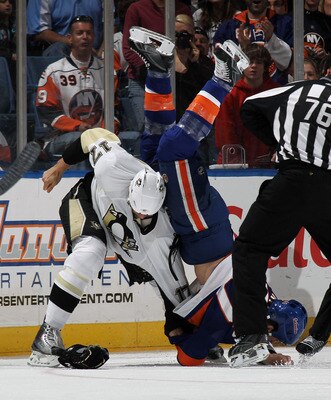 UNIONDALE, NY - APRIL 11:  Joel Rechlicz #40 of the New York Islanders fights with Mike Rupp #17 of the Pittsburgh Penguins at the Nassau Coliseum on April 11, 2010 in Uniondale, New York.  (Photo by Bruce Bennett/Getty Images)