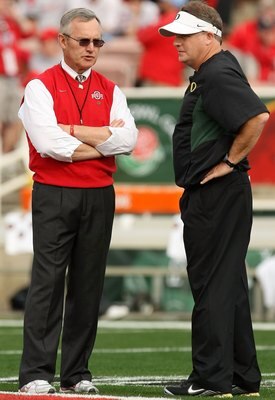 PASADENA, CA - JANUARY 01:  (R-L) Head coach Chip Kelly of the Oregon Ducks talks with head coach Jim Tressel of the Ohio State Buckeyes at the 96th Rose Bowl game on January 1, 2010 in Pasadena, California.  (Photo by Stephen Dunn/Getty Images)
