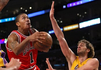 LOS ANGELES, CA - NOVEMBER 18: Derrick Rose #1 of the Chicago Bulls shoots over Pau Gasol #16 of the Los Angeles Lakers at Staples Center November 18, 2008 in Los Angeles, California.  The Lakers won 116-109.    NOTE TO USER: User expressly acknowledges a
