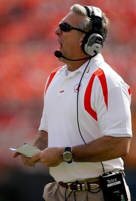 CHAMPAIGN, IL - OCTOBER 06:  Head coach Ron Zook of the Illinois Fighting Illini shouts instructions to his team while playing the Wisconsin Badgers October 6, 2007 at Memorial Stadium in Champaign, Illinois.  (Photo by Matthew Stockman/Getty Images)