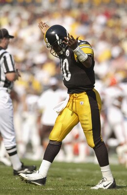 PITTSBURGH - SEPTEMBER 29:  Quarterback Kordell Stewart #10 of the Pittsburgh Steelers encourages the crowd as they boo him as he walks off the field during the game against the Cleveland Browns on September 29, 2002 at Heinz Field in Pittsburgh, Pennsylv