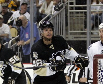 PITTSBURGH, PA - APRIL 27:  Tyler Kennedy #48 of the Pittsburgh Penguins eyes a puck against the Tampa Bay Lightning in Game Seven of the Eastern Conference Quarterfinals during the 2011 NHL Stanley Cup Playoffs at Consol Energy Center on April 27, 2011 i