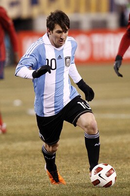 EAST RUTHERFORD, NJ - MARCH 26:  Lionel Messi #10 of Argentina plays during the first half of a friendly match against the United States at New Meadowlands Stadium on March 26, 2011 in East Rutherford, New Jersey.  (Photo by Jeff Zelevansky/Getty Images)