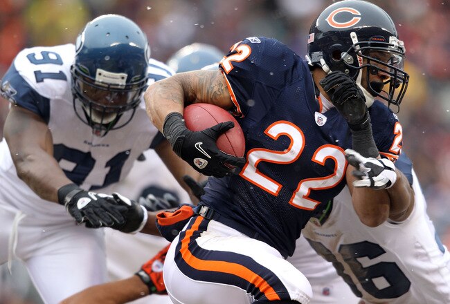 CHICAGO, IL - JANUARY 16:  Matt Forte #22 of the Chicago Bears runs the ball against the Seattle Seahawks in the 2011 NFC divisional playoff game at Soldier Field on January 16, 2011 in Chicago, Illinois.  (Photo by Andy Lyons/Getty Images)