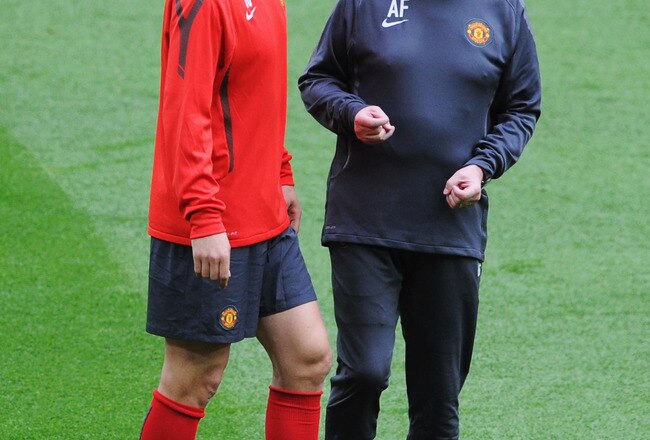 LONDON, ENGLAND - MAY 27:  Sir Alex Ferguson manager of Manchester United (R) talks with Dimitar Berbatov of Manchester United during a Manchester United training session prior to the UEFA Champions League final versus Barcelona at Wembley Stadium on May 