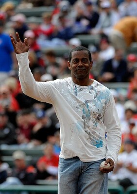 LAKE BUENA VISTA, FL - MARCH 01: Tony Dorsett of the Dallas Cowboys throws out the first pitch at a spring training game between the Atlants Brave and the Philadelphia Phillies at Champion Stadium on March 1, 2009 in Lake Buena Vista, Florida.  (Photo by