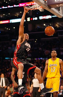 LOS ANGELES, CA - DECEMBER 04:  Jamaal Magloire #21 of the Miami Heat dunks the ball in front of Andrew Bynum #17 of the Los Angeles Lakers in the first half at Staples Center on December 4, 2009 in Los Angeles, California. NOTE TO USER: User expressly ac