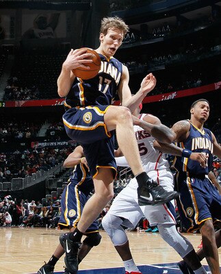 ATLANTA, GA - DECEMBER 11:  Mike Dunleavy #17 of the Indiana Pacers against the Atlanta Hawks at Philips Arena on December 11, 2010 in Atlanta, Georgia.  NOTE TO USER: User expressly acknowledges and agrees that, by downloading and/or using this Photograp