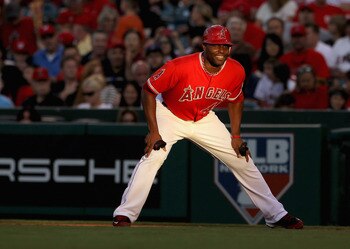 ANAHEIM, CA - JUNE 28:  Torii Hunter #48 of the Los Angeles Angels of Anaheim leads off of second base against the Washington Nationals at Angel Stadium of Anaheim on June 28, 2011 in Anaheim, California.  (Photo by Jeff Gross/Getty Images)