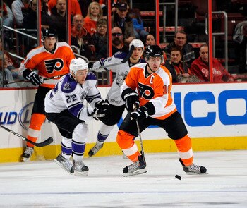 PHILADELPHIA - FEBRUARY 13:  Mike Richards #18 of the Philadelphia Flyers in action during a game against the Los Angeles Kings on February 13, 2011 at the Wells Fargo Center in Philadelphia, Pennsylvania.  (Photo by Lou Capozzola/Getty Images)