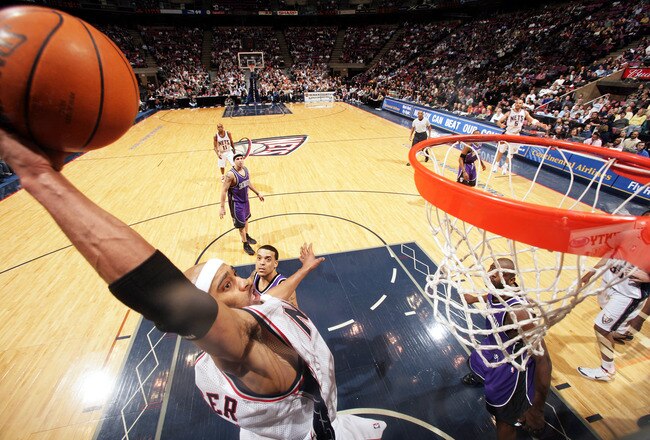 EAST RUTHERFORD, NJ - FEBRUARY 16:  Vince Carter #15 of the New Jersey Nets goes for a dunk against the Sacramento Kings on February 16, 2005 at the Continental Airlines Arena in East Rutherford, New Jersey. The Nets defeated the Kings 96-85.  NOTE TO USE