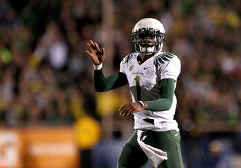 BERKELEY, CA - NOVEMBER 13:  Darron Thomas #1 of the Oregon Ducks motions for a first down that clinched their game against the California Golden Bears at the end of the fourth quarter at California Memorial Stadium on November 13, 2010 in Berkeley, Calif
