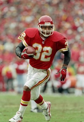 30 Nov 1997: Running back Marcus Allen of the Kansas City Chiefs moves the ball during a game against the San Francisco 49ers at Arrowhead Stadium in Kansas City, Missouri. The 49ers won the game, 44-9.