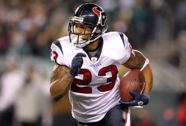 PHILADELPHIA, PA - DECEMBER 02:  Arian Foster #23 of the Houston Texans runs the ball in the first half against the Philadelphia Eagles at Lincoln Financial Field on December 2, 2010 in Philadelphia, Pennsylvania. The Eagles won 34-24. (Photo by Al Bello/