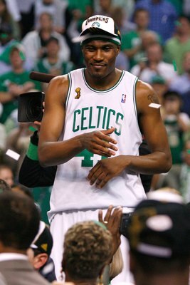 BOSTON - JUNE 17:  James Posey #41 of the Boston Celtics celebrates at the end of Game Six of the 2008 NBA Finals against the Los Angeles Lakers on June 17, 2008 at TD Banknorth Garden in Boston, Massachusetts. The Celtics defeated the Lakers 131-92 to wi