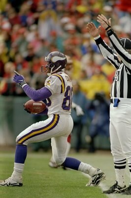 7 Dec 1997:  Chris Carter #80 of the Minnesota Vikings in action during a game against the San Francisco 49ers at 3Com Park in San Francisco, California.  The 49ers defeated the Vikings 28-17. Mandatory Credit: Jed Jacobsohn  /Allsport