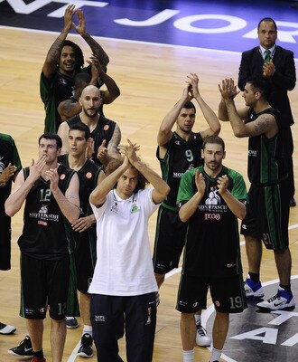 BARCELONA, SPAIN - MAY 08:  Players of Montepaschi Siena acknowledge his fans at the end of the Turkish Airlines EuroLeague Final Four game for the third position between  Real Madrid and Montespachi Siena at the Palau Sant Jordi  on May 8, 2011 in Barcel
