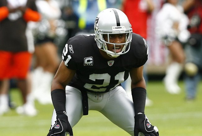 OAKLAND, CA - SEPTEMBER 23:  Cornerback Nnamdi Asomugha #21 of the Oakland Raiders gets set in pass coverage against the Cleveland Browns during a 26-24 win at McAfee Coliseum on September 23, 2007 in Oakland, California.  (Photo by Kevin Terrell/Getty Im