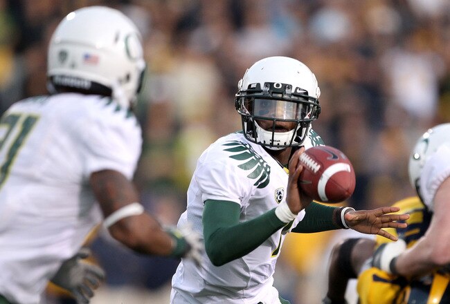 BERKELEY, CA - NOVEMBER 13:  Darron Thomas #1 of the Oregon Ducks in action against the California Golden Bears  at California Memorial Stadium on November 13, 2010 in Berkeley, California.  (Photo by Ezra Shaw/Getty Images)