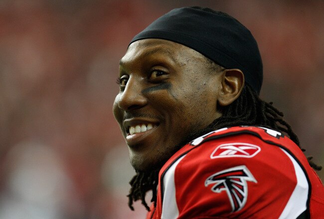ATLANTA, GA - JANUARY 02:  Roddy White #84 of the Atlanta Falcons waits on the sidelines during the game against the Carolina Panthers at the Georgia Dome on January 2, 2011 in Atlanta, Georgia.  (Photo by Scott Halleran/Getty Images)