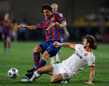 Dmytro Chygrynskiy playing for Shakhtar Donetsk against Barcelona
