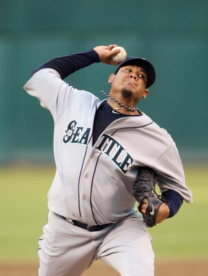 OAKLAND, CA - JULY 05:  Felix Hernandez #34 of the Seattle Mariners pitches against the Oakland Athletics at Oakland-Alameda County Coliseum on July 5, 2011 in Oakland, California.  (Photo by Ezra Shaw/Getty Images)