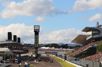 SUZUKA, JAPAN - OCTOBER 10:  The field gets underway at the start of the Japanese Formula One Grand Prix at Suzuka Circuit on October 10, 2010 in Suzuka, Japan.  (Photo by Mark Thompson/Getty Images)