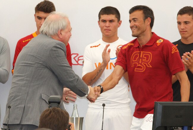 ROME, ITALY - JULY 14:  (L-R) Thomas DiBenedetto shakes the hand to the new coach Luis Enrique during the AS Roma team presentation at Centro Sportivo Fulvio Bernardini on July 14, 2011 in Rome, Italy.  (Photo by Paolo Bruno/Getty Images)