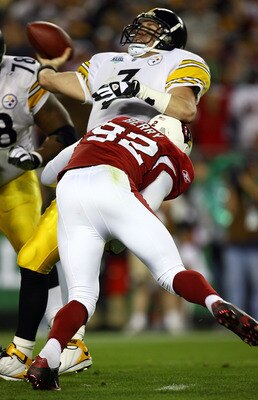 TAMPA, FL - FEBRUARY 01:  Quarterback Ben Roethlisberger #7 of the Pittsburgh Steelers throws the ball as he is hit by Bertrand Berry #92 of the Arizona Cardinals during Super Bowl XLIII on February 1, 2009 at Raymond James Stadium in Tampa, Florida.  (Ph