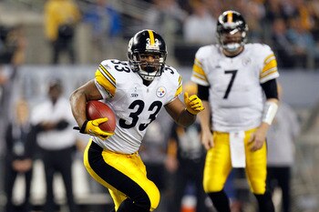 ARLINGTON, TX - FEBRUARY 06:  Isaac Redman #33 of the Pittsburgh Steelers runs the ball as quarterbacl Ben Roethlisberger #7 looks on against the Green Bay Packers during Super Bowl XLV at Cowboys Stadium on February 6, 2011 in Arlington, Texas. The Packe