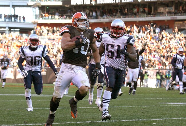 CLEVELAND - NOVEMBER 07:  Running back Peyton Hillis #40 of the Cleveland Browns scores a touchdown in front of Jerod Mayo #51 of the New England Patriots at Cleveland Browns Stadium on November 7, 2010 in Cleveland, Ohio.  (Photo by Matt Sullivan/Getty I