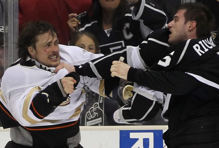 LOS ANGELES, CA - APRIL 09: Teemu Selanne #8 of the Anaheim Ducks and Brad Richardson #15 of the Los Angeles Kings fight in the third period at Staples Center on April 9, 2011 in Los Angeles, California. The Ducks defeated the Kings 3-1. (Photo by Jeff