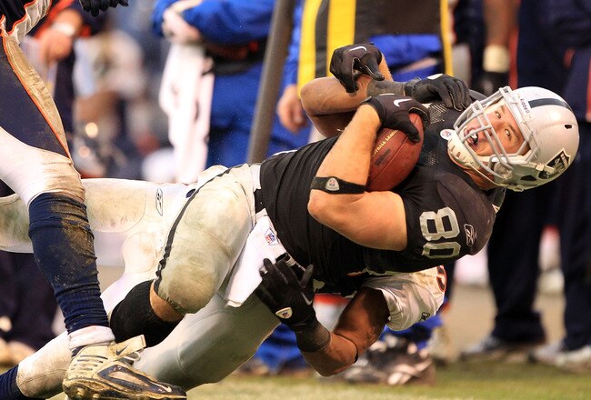 OAKLAND, CA - DECEMBER 19:  Zach Miller #80 of the Oakland Raiders in action during their game against the Denver Broncos at Oakland-Alameda County Coliseum on December 19, 2010 in Oakland, California.  (Photo by Ezra Shaw/Getty Images)