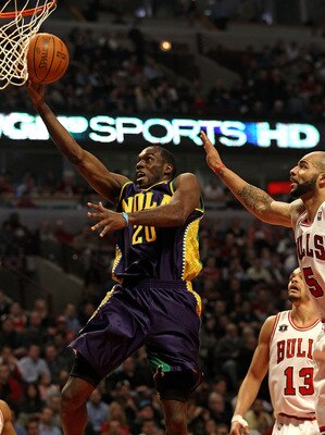 CHICAGO, IL - MARCH 07: Quincy Pondexter #20 of the New Orleans Hornets drives past Carlos Boozer #5 and Jaokim Noah #13 of the Chicago Bulls at the United Center on March 7, 2011 in Chicago, Illinois. NOTE TO USER: User expressly acknowledges and agrees