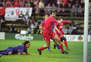 16 May 2001:  Markus Babbel of Liverpool prepares to celebrate opening the scoring during the UEFA Cup Final against Alaves played at the Westfalenstadion, in Dortmund, Germany. Liverpool won the match 5-4 after extra-time and on the golden goal. \ Mandat