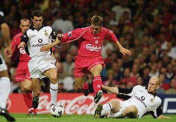 12 Aug 2001:  Michael Owen of Liverpool escapes the tackles from Roy Keane (left) and Jaap Stam of Manchester United during the One2one sponsored Charity Shield between Manchester United and Liverpool played at the Millennium Stadium in Cardiff, Wales.Liv
