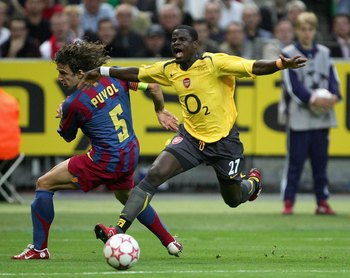 PARIS - MAY 17: Carles Puyol (L) of Barcelona challenges Emmanuel Eboue (R) of Arsenal during the UEFA Champions League Final between Arsenal and Barcelona at the Stade de France on May 17, 2006 in Paris, France. (Photo by Mike Hewitt/Getty Images)