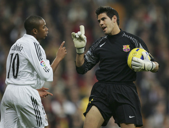 MADRID, SPAIN - NOVEMBER 19: Robinho (L) of Real Madrid argues with Barcelona goalkeeper Victor Valdes during a Primera Liga match between Real Madrid and F.C. Barcelona at the Bernabeu on November 19, 2005 in Madrid, Spain.(Photo by Denis Doyle/Getty Ima