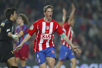 BARCELONA, SPAIN - FEBRUARY 5: Fernando Torres of Atletico Madrid celebrates his goal during the La Liga match between FC Barcelona and Atletico Madrid, at the Camp Nou stadium on February 5, 2006, in Barcelona, Spain. (Photo by Luis Bagu/Getty Images).