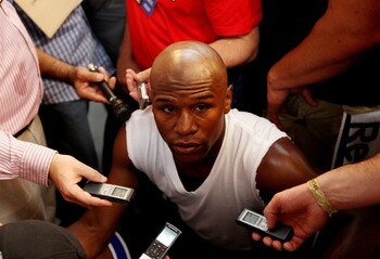 LAS VEGAS, NV - JULY 21:  Floyd Mayweather during a training session at his gym in Chinatown on July 21, 2011 in Las Vegas, Nevada.  (Photo by Scott Heavey/Getty Images)