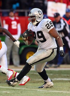 KANSAS CITY, MO - JANUARY 02:  Running back Michael Bush #29 of the Oakland Raiders runs down field in a game against the Kansas City Chiefs at Arrowhead Stadium on January 2, 2011 in Kansas City, Missouri.  (Photo by Tim Umphrey/Getty Images)