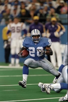 25 Oct 1998:  Running back Barry Sanders #20 of the Detroit Lions in action during the game against the Minnesota Vikings at the Pontiac Silverdome in Pontiac, Michigan. The Vikings defeated the Lions 34-13. Mandatory Credit: Tom Pidgeon  /Allsport