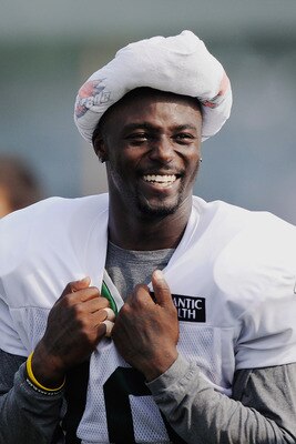 FLORHAM PARK, NJ - AUGUST 07:  Santonio Holmes #10 of the New York Jets works out at NY Jets Practice Facility on August 7, 2011 in Florham Park, New Jersey.  (Photo by Patrick McDermott/Getty Images)