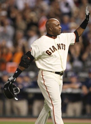 SAN FRANCISCO - SEPTEMBER 26: Barry Bonds #25 of the San Francisco Giants waves to fans as he leaves the game against the San Diego Padres at the end of the sixth inning on September 26, 2007 at AT&T Park in San Francisco, California. Tonight will be the