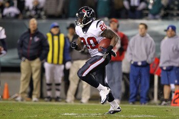 PHILADELPHIA, PA - DECEMBER 02:  Steve Slaton #20 of the Houston Texans runs with the ball against the Philadelphia Eagles at Lincoln Financial Field on December 2, 2010 in Philadelphia, Pennsylvania.  (Photo by Al Bello/Getty Images)
