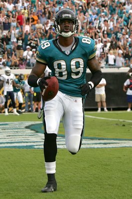 JACKSONVILLE, FL - NOVEMBER 18:  Marcedes Lewis #89 of the Jacksonville Jaguars catches a pass for a touchdown against the San Diego Chargers at Jacksonville Municipal Stadium on November 18, 2007 in Jacksonville, Florida.  (Photo by Sam Greenwood/Getty I